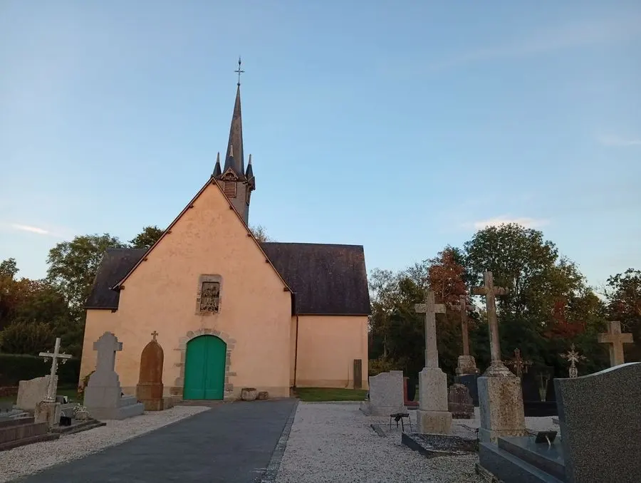 L'église Saint-Médard de Chaumeré, avec son clocher en flèche et sa porte verte